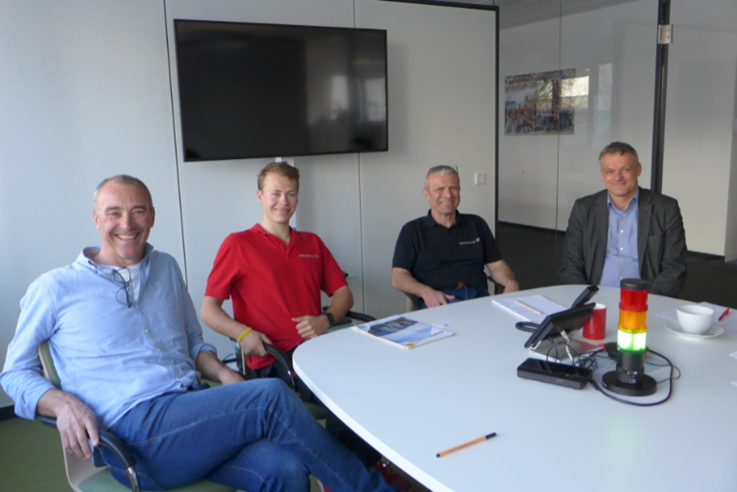 Vier Mitarbeiter der Nägele Gruppe im Gespräch an einem Besprechungstisch