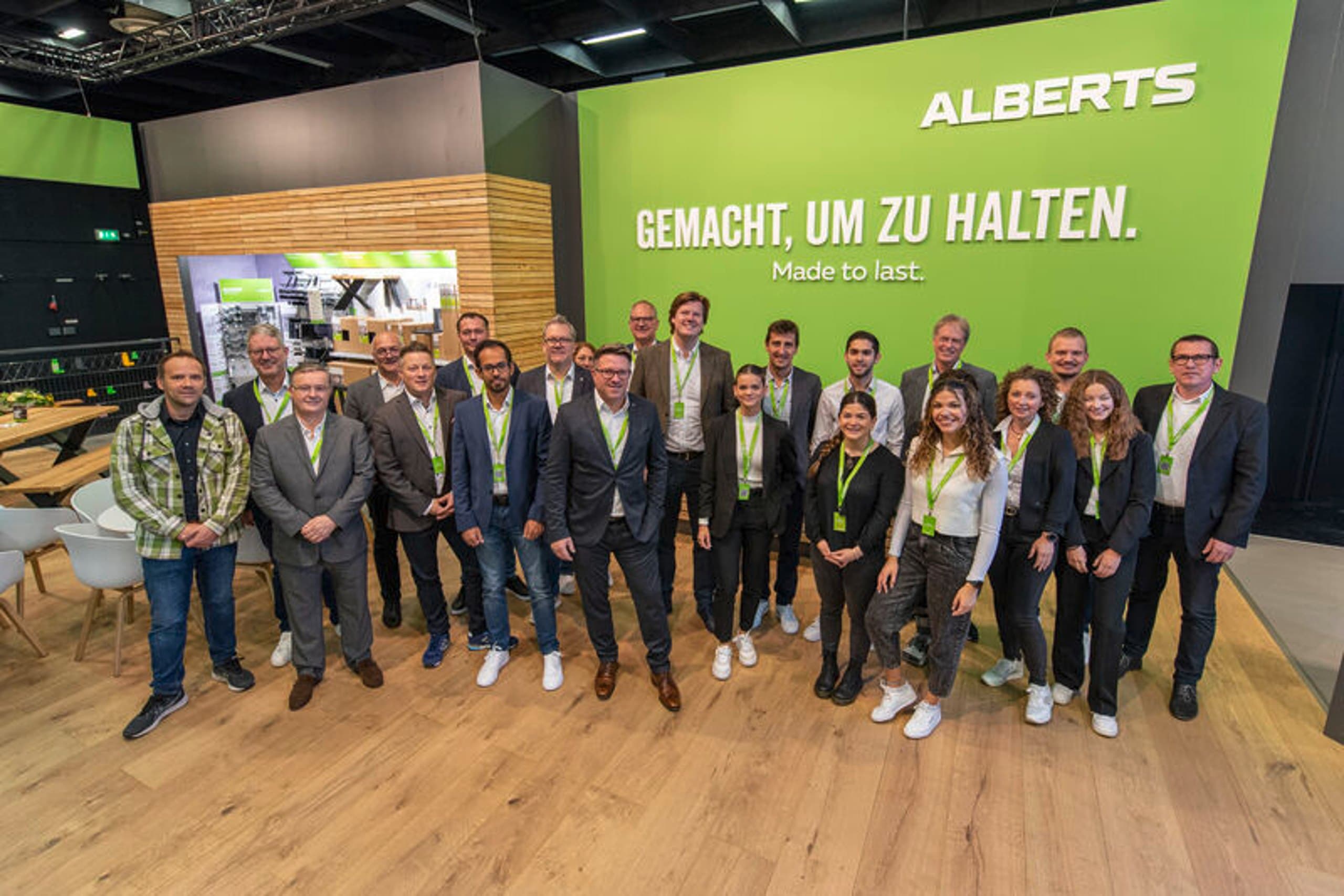 Das Team von Gust. Alberts als Gruppenfoto auf dem Messestand mit dem Slogan „Gemacht, um zu halten“